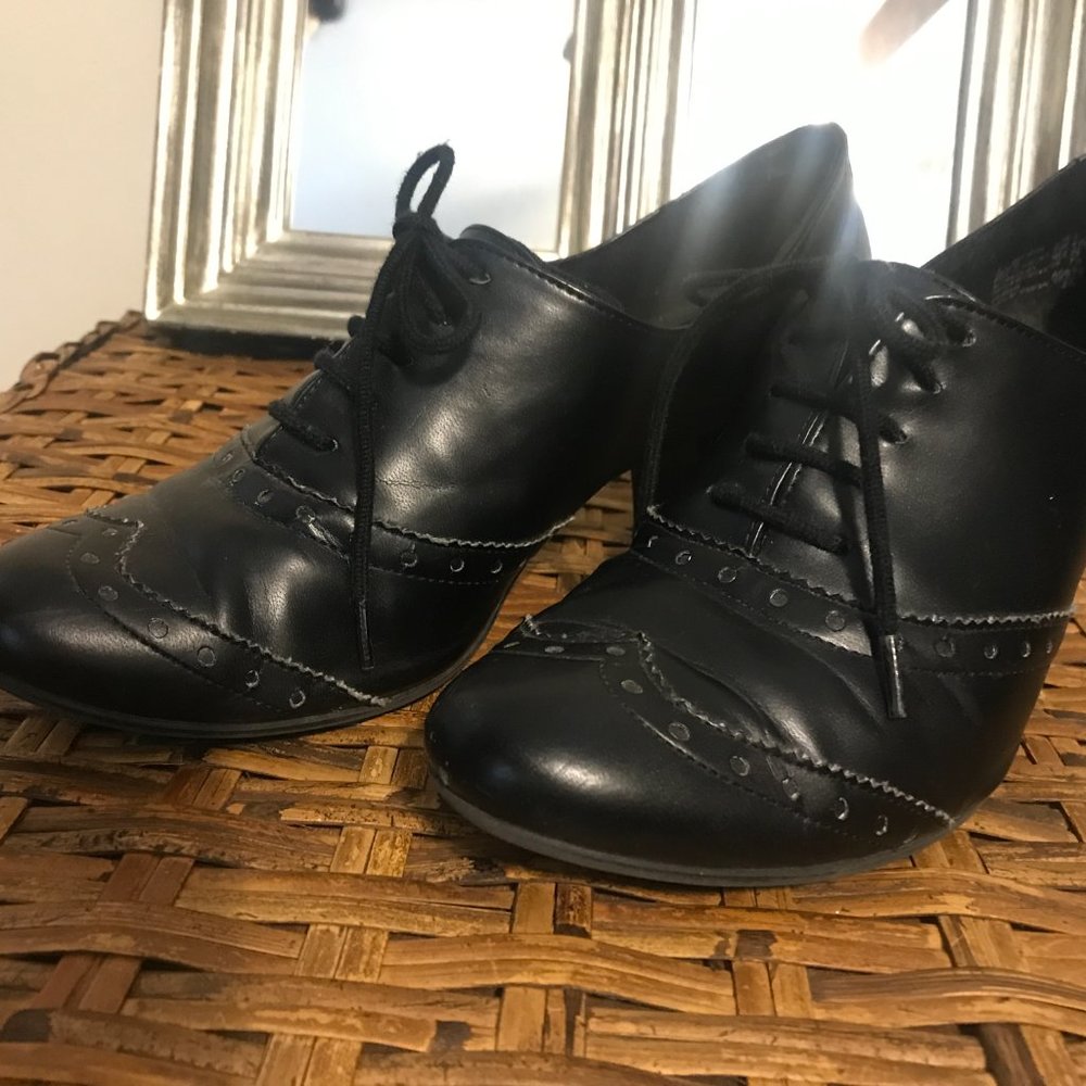 Predictions block heel lace up oxford